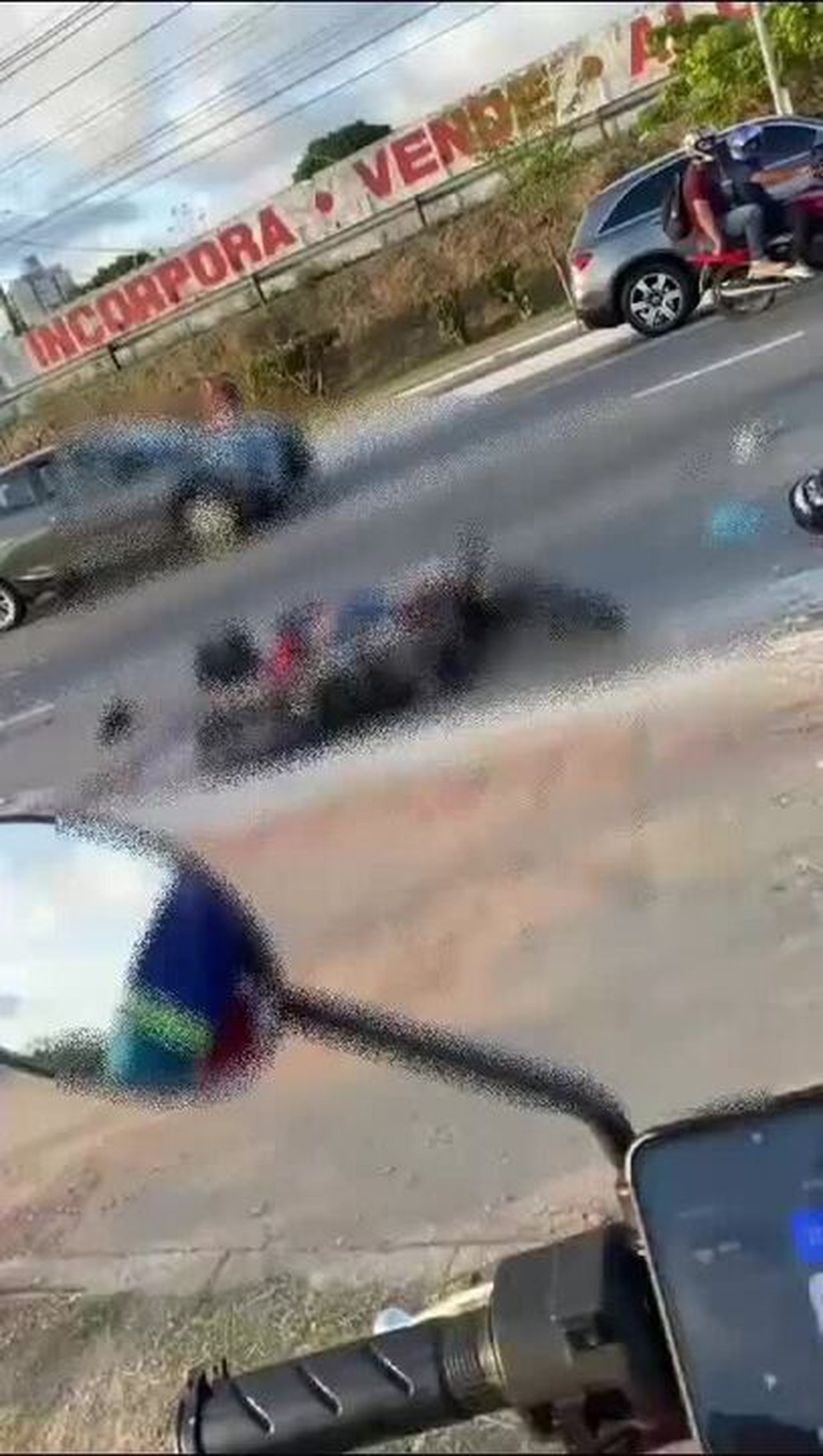 Homem morre em colisão entre moto e caminhão na Av. Márcio Canuto, em Maceió 