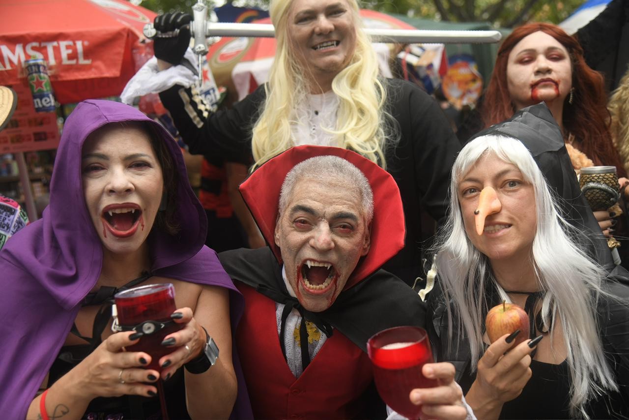 Lutadores mascarados e super-heróis tomam as ladeiras de Olinda; FOTOS