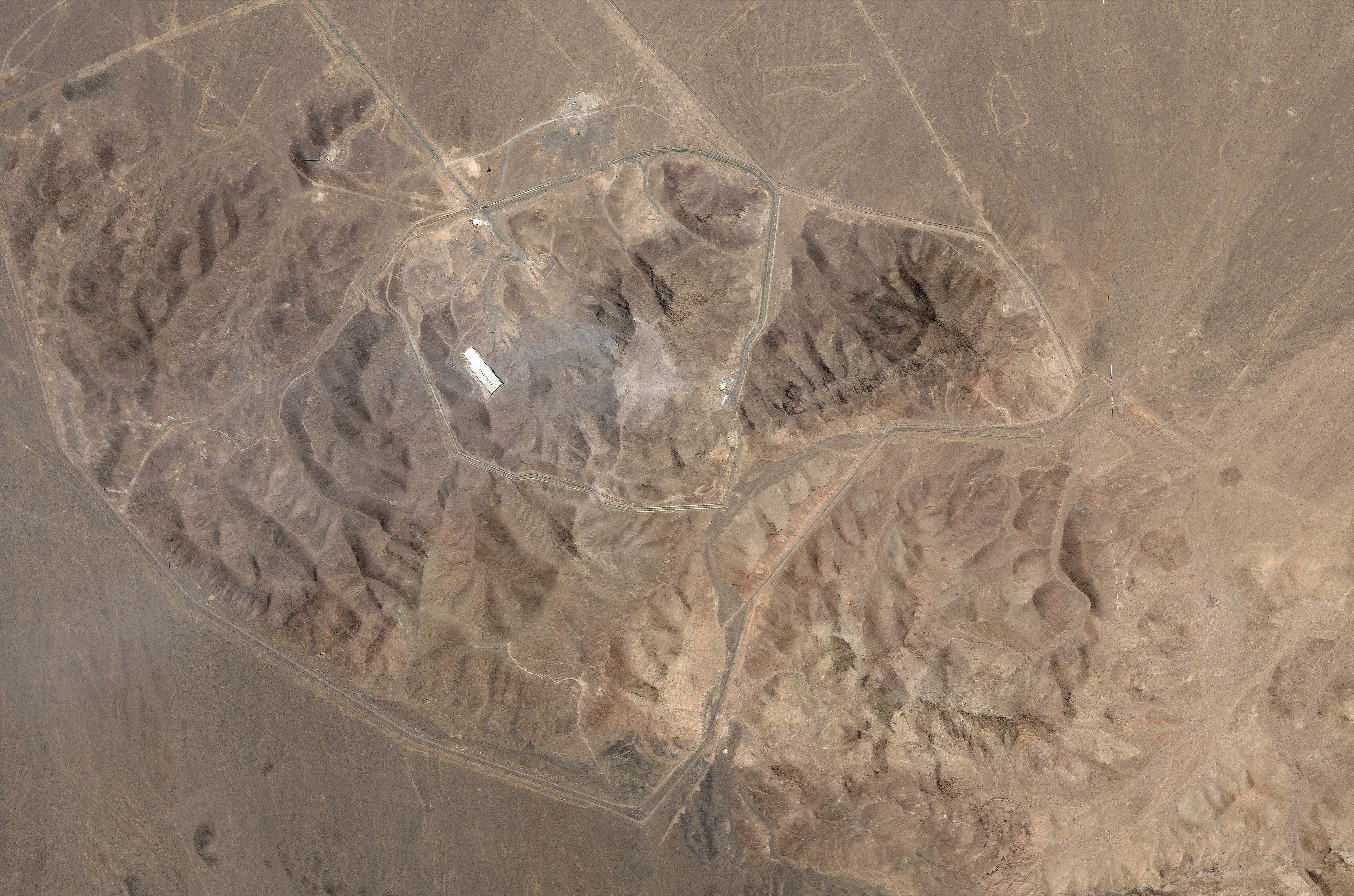 Imagens mostram instalação nuclear de Fordow, no Irã, após ataque dos EUA; VEJA