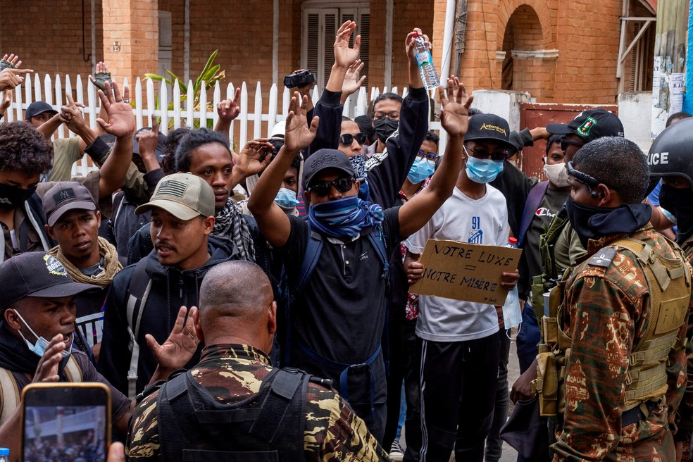 Manifestantes protestam contra frequentes cortes de energia e escassez de água em Madagascar — Foto: REUTERS/Zo Andrianjafy