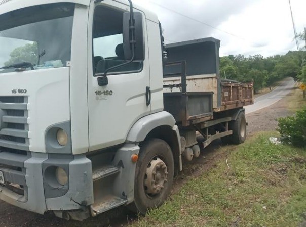 Idoso de 73 anos fica ferido em acidente entre carro e caminhão em Piracicaba