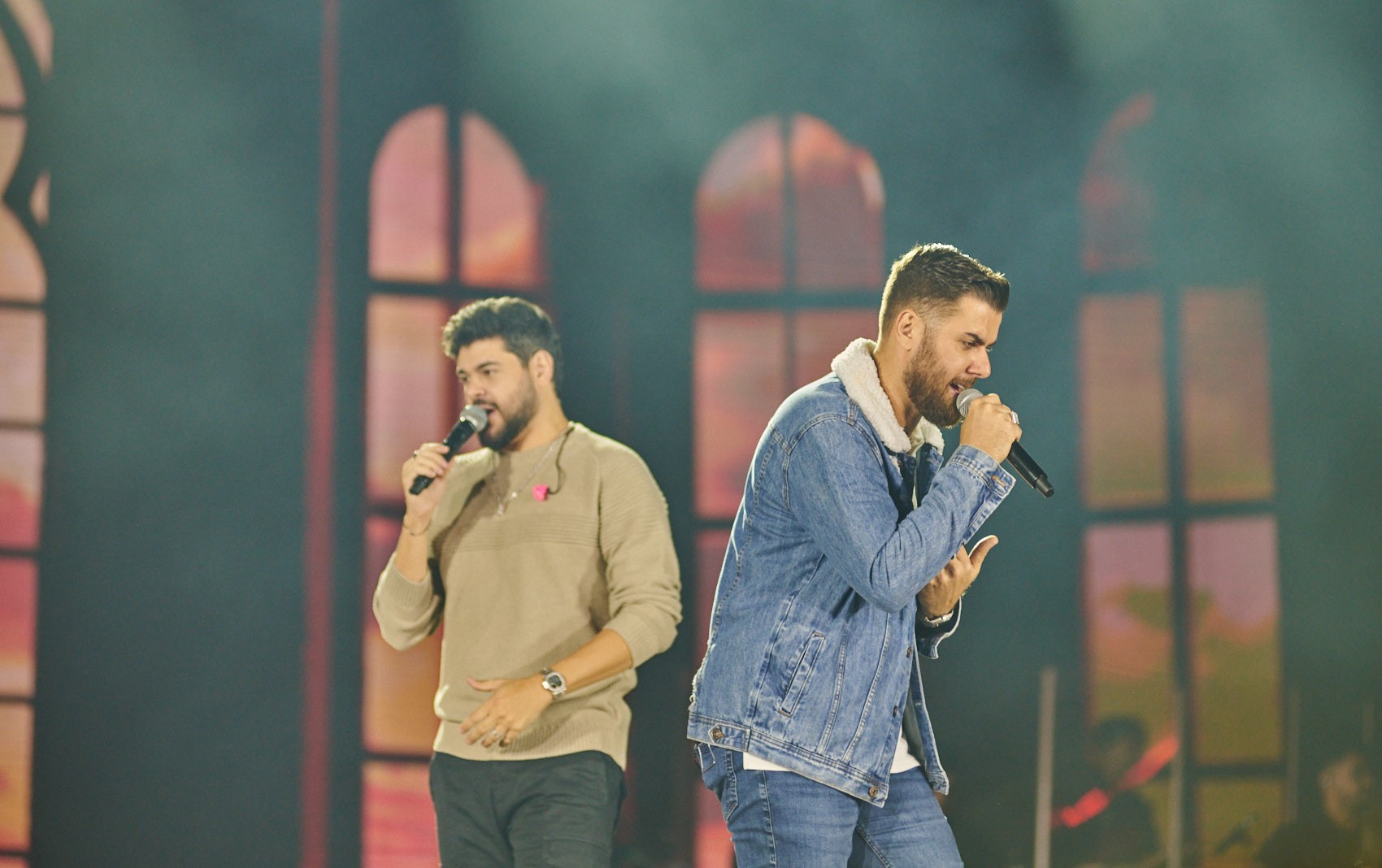 Zé Neto ganha terço de fã no palco durante show com Cristiano em Ribeirão Preto, SP