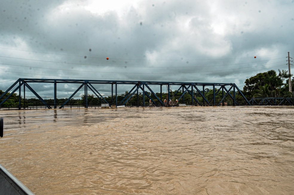 Ponte Metálica José Augusto foi invadida pelas águas do Rio Acre nesta terça-feira (27) — Foto: Raylanderson Frota/Arquivo pessoal