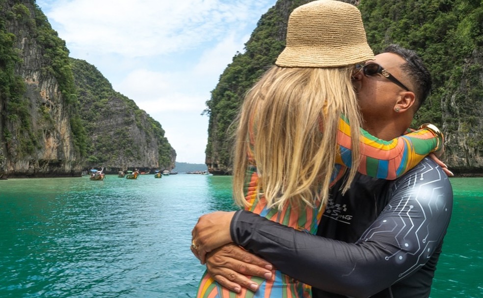 Xanddy e Carla Perez comemoram 23 anos de casados na Tail&acirc;ndia &mdash; Foto: Glau Oliveira