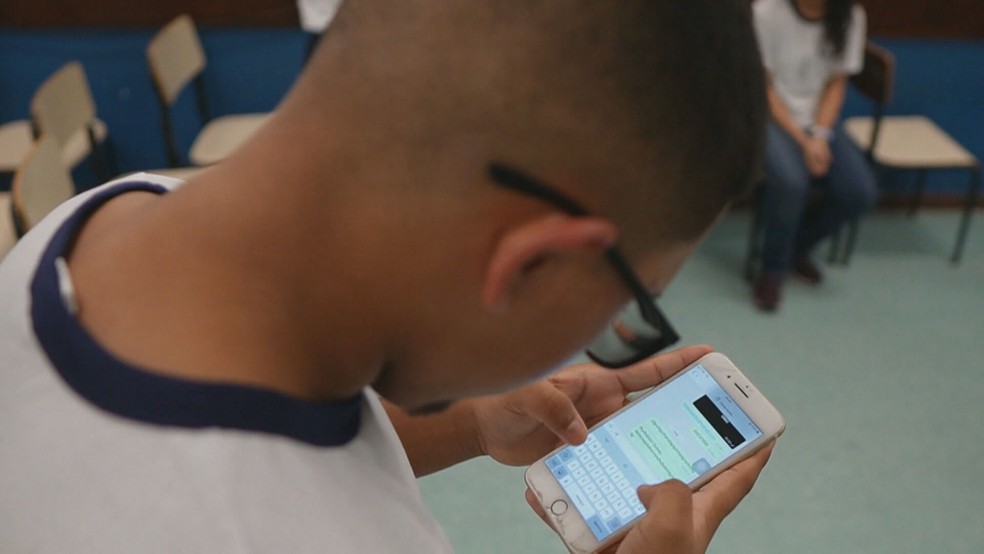 Conforme o texto, uso será proibido dentro das salas e também nos intervalos — Foto: Reprodução/TV Globo