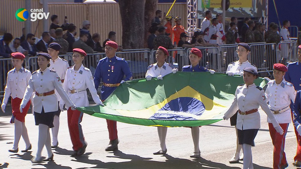 Estudantes desfilam com bandeira do Brasil no 7 de Setembro na Esplanada dos Ministérios, em Brasília — Foto: Canal Gov/Reprodução