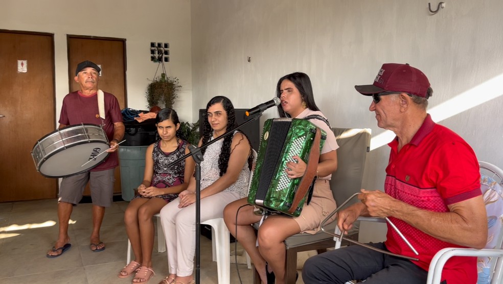 Jaqueline tocando e cantando junto a amigos e familiares  Foto: Pedro Jnior/TV Cabo Branco