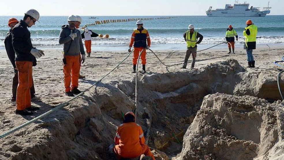 Ao chegarem à praia, cabos são aterrados até as estações de aterrissagem — Foto: Getty Images via BBC