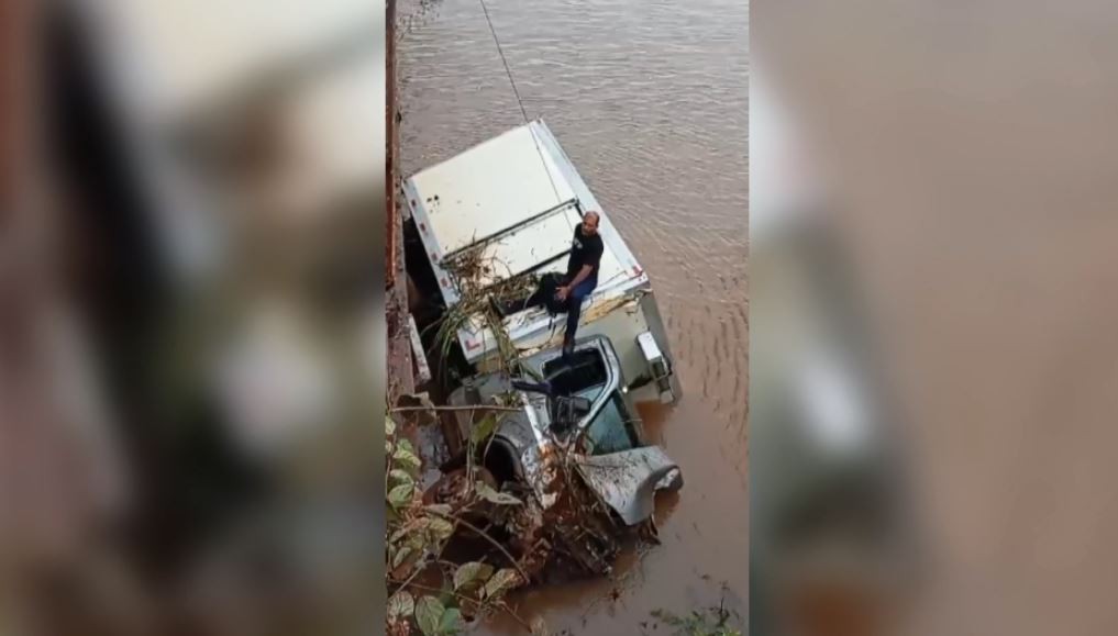 Caminhão cai de ponte sobre o Rio Pardo em Pontal, SP, e motorista sobe na carroceria para não afundar