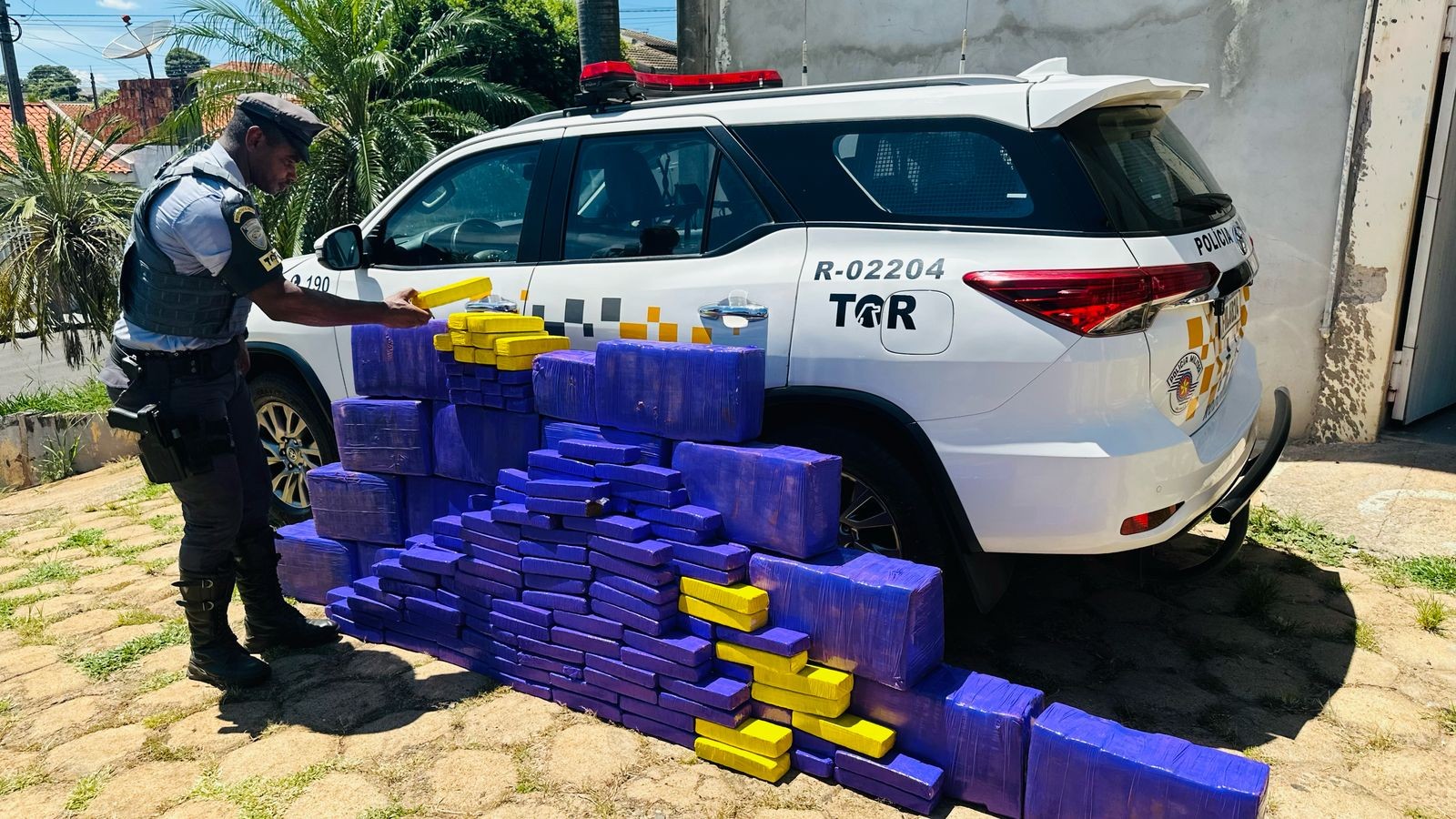 Motorista abandona carro com mais de 300kg de maconha às margens da Rodovia Assis Chateaubriand, em Pirapozinho