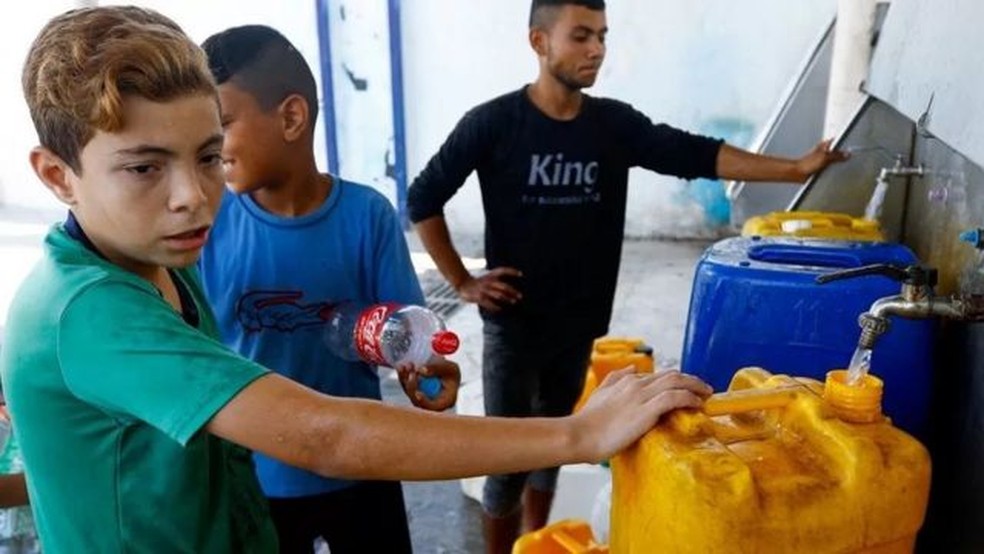 As autoridades locais em Gaza apelam aos residentes para que economizem água face à crescente escassez — Foto: REUTERS