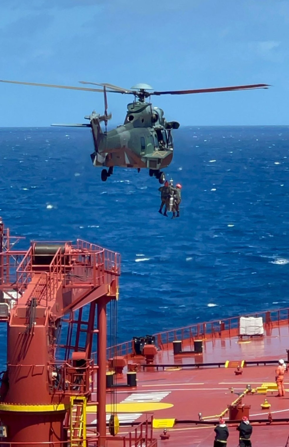 Homem estava em navio que seguia viagem para Coreia do Sul &mdash; Foto: Marinha do Brasil/Divulga&ccedil;&atilde;o