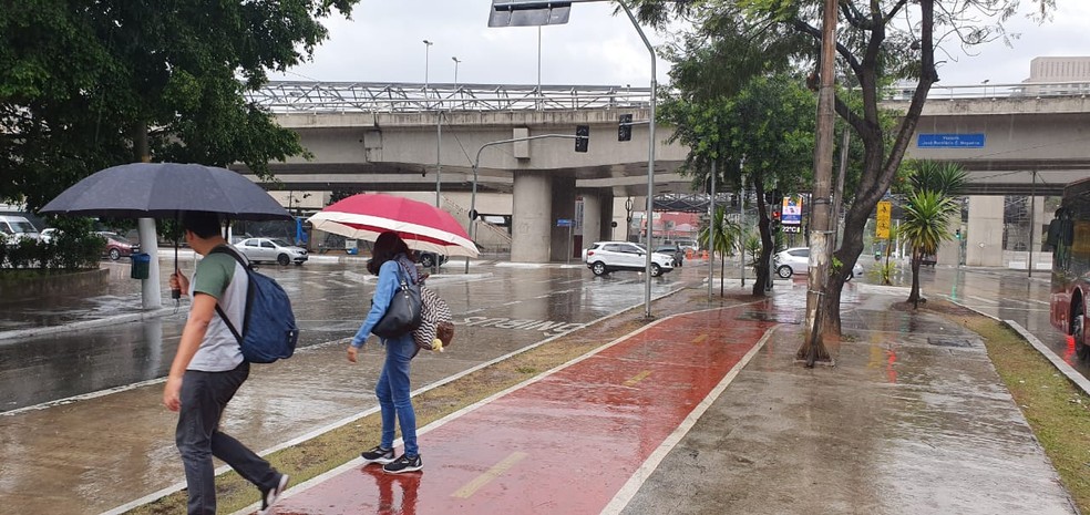 São Paulo entra em estado de atenção para alagamentos, diz CGE - 18/11/2020  - UOL Notícias