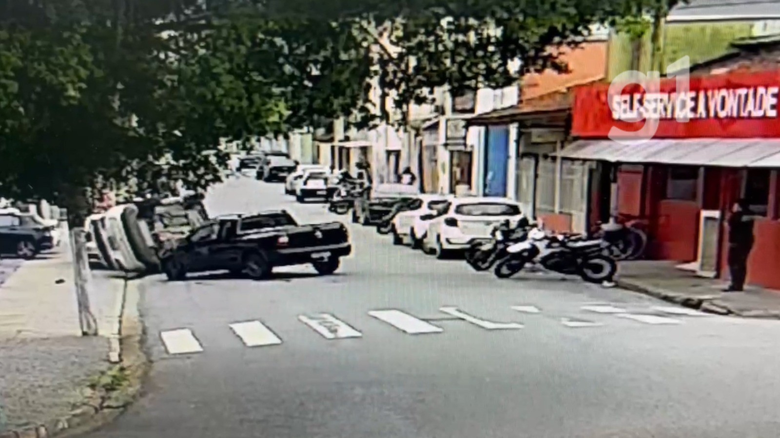 VÍDEO: Carro capota após colisão com outro veículo em avenida de Caraguatatuba, SP
