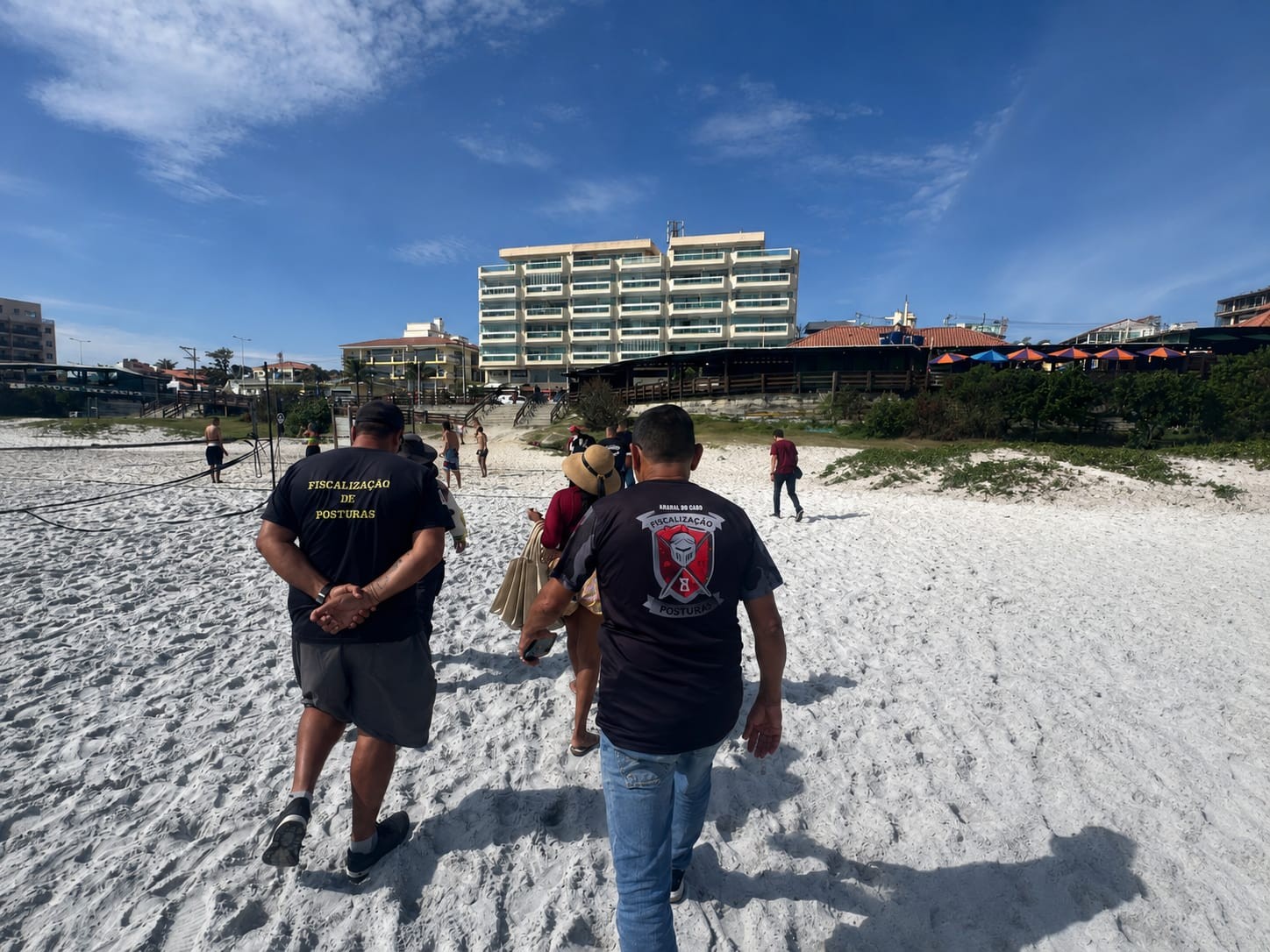 Fiscalização apreende produtos vendidos de forma irregular na Praia Grande, em Arraial do Cabo