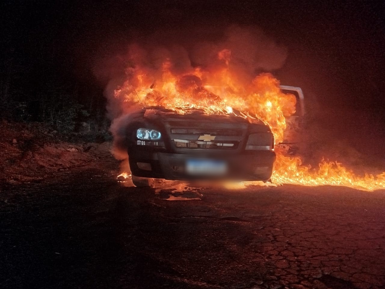 Motorista que seguia para o trabalho escapa ileso após caminhonete pegar fogo em Unaí; FOTOS