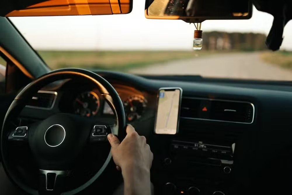 Criminosos roubam celular de motorista que aguardava passageiro e fazem dívida de R$ 16 mil no litoral de SP