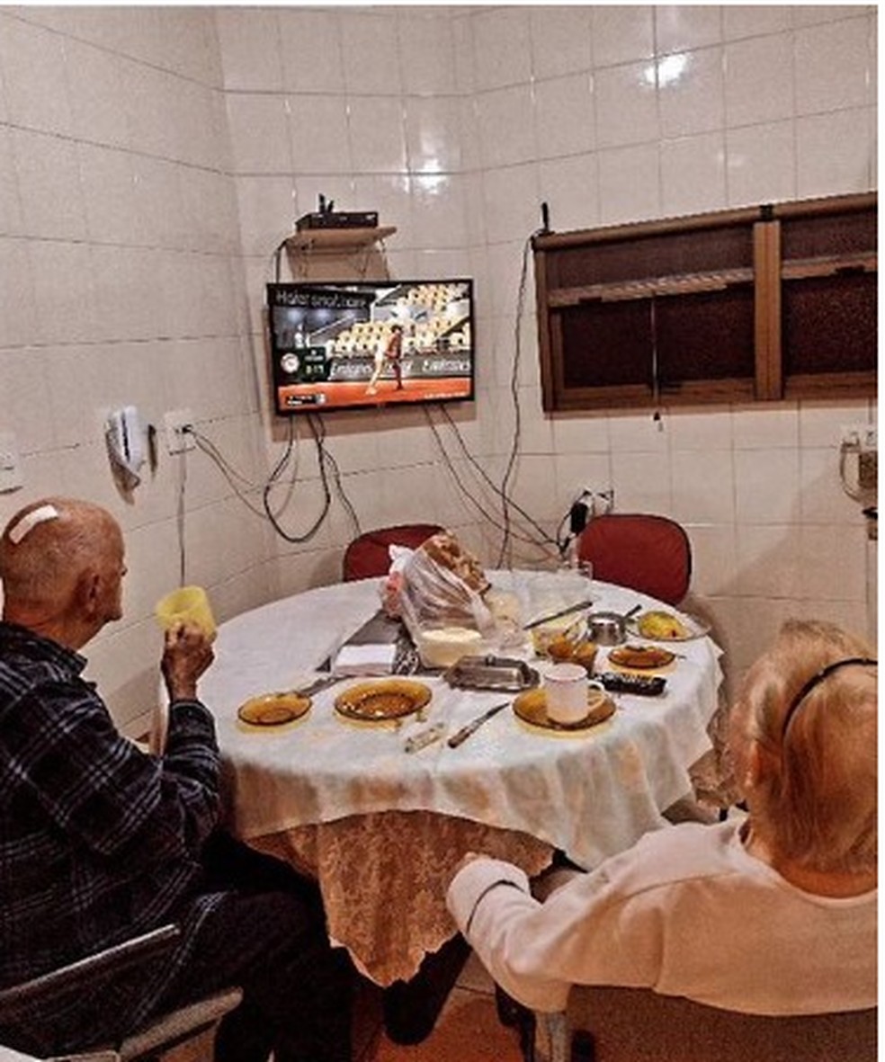 Avós de Bia Haddad assistindo vitória da neta nesta quarta-feira (7) em SP — Foto: Arquivo Pessoal