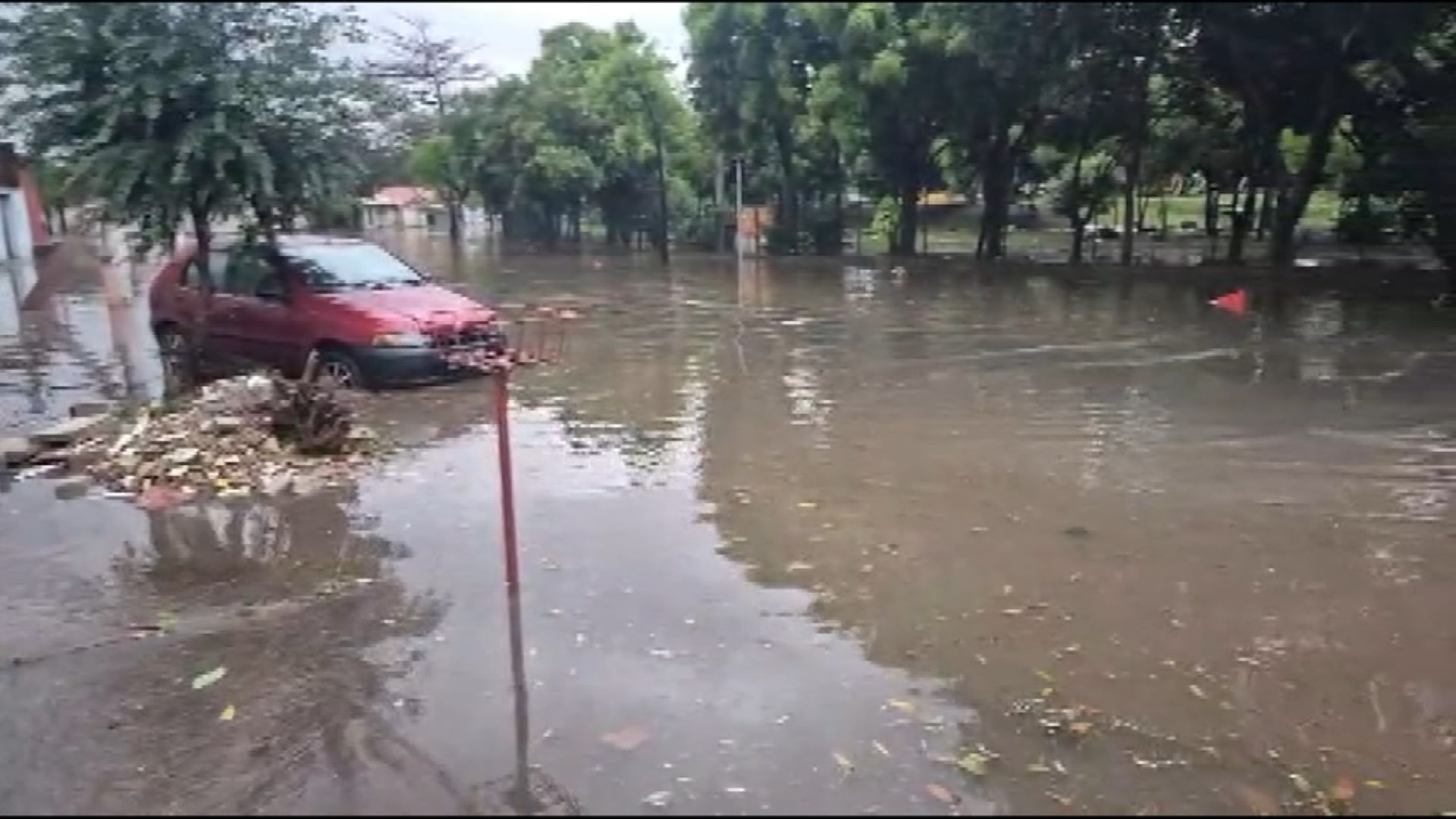 Temporal de 73 milímetros em meia hora causa estragos e cancela evento de Dia das Crianças em Paulínia