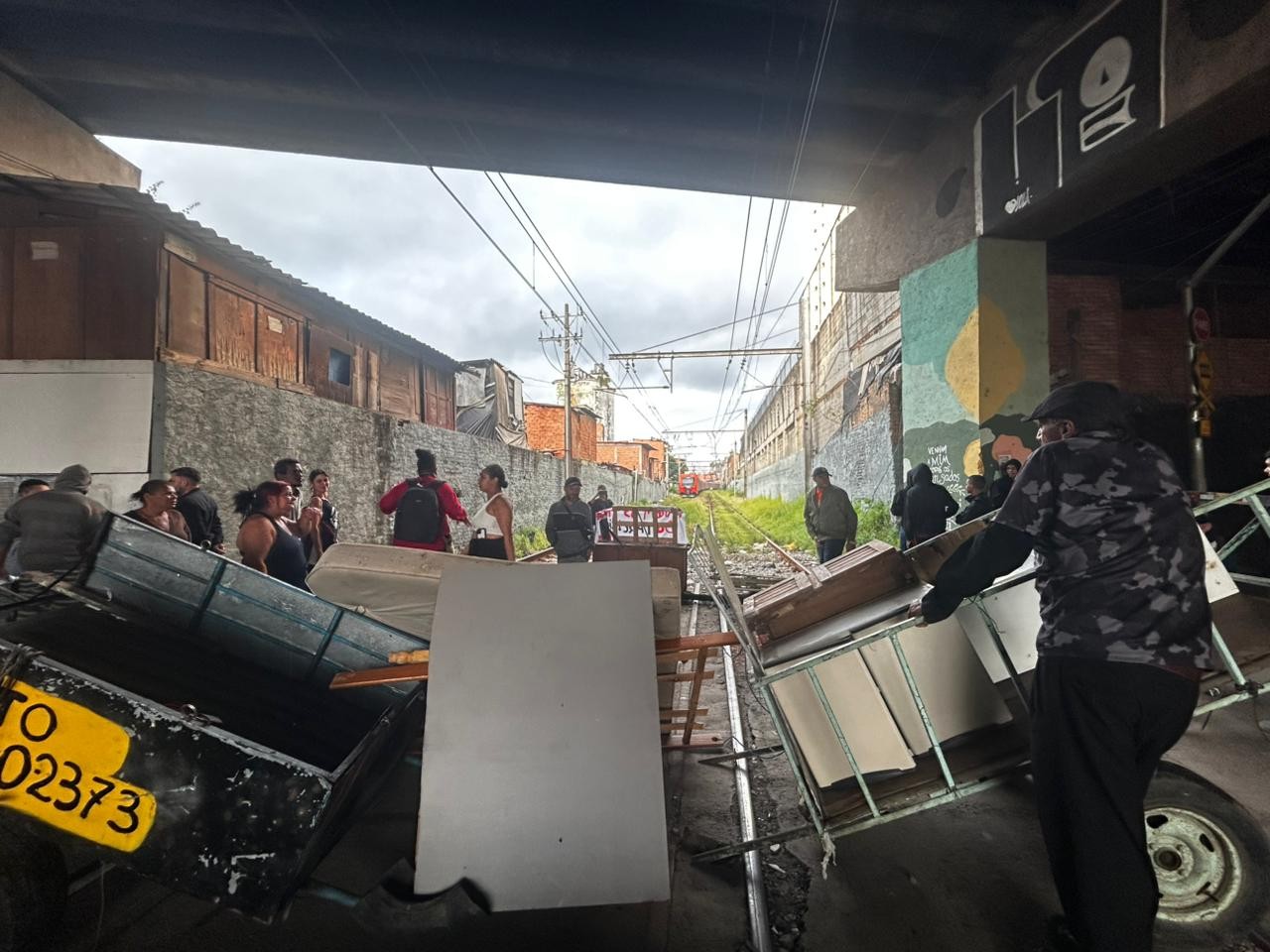 

Moradores da Favela do Moinho fazem novo protesto contra demolição de casas da comunidade e paralisam Linha 8-Diamante da ViaMobilidade