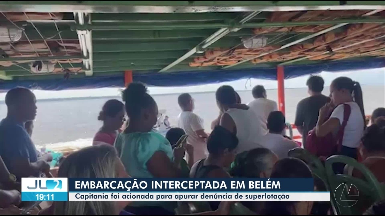 Barco é interceptado após denúncia de superlotação na Baía do Guajará, em Belém