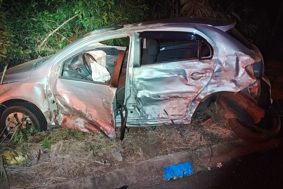 Carro invade contramão, bate em outros dois veículos e deixa dois mortos no Paraná — Foto: PRE