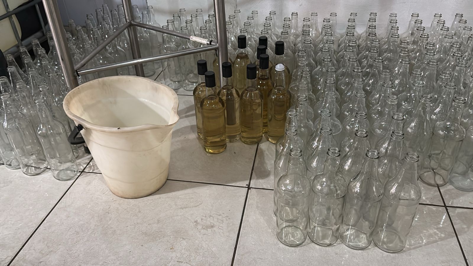 Fábrica clandestina de bebidas destiladas é fechada em MT
