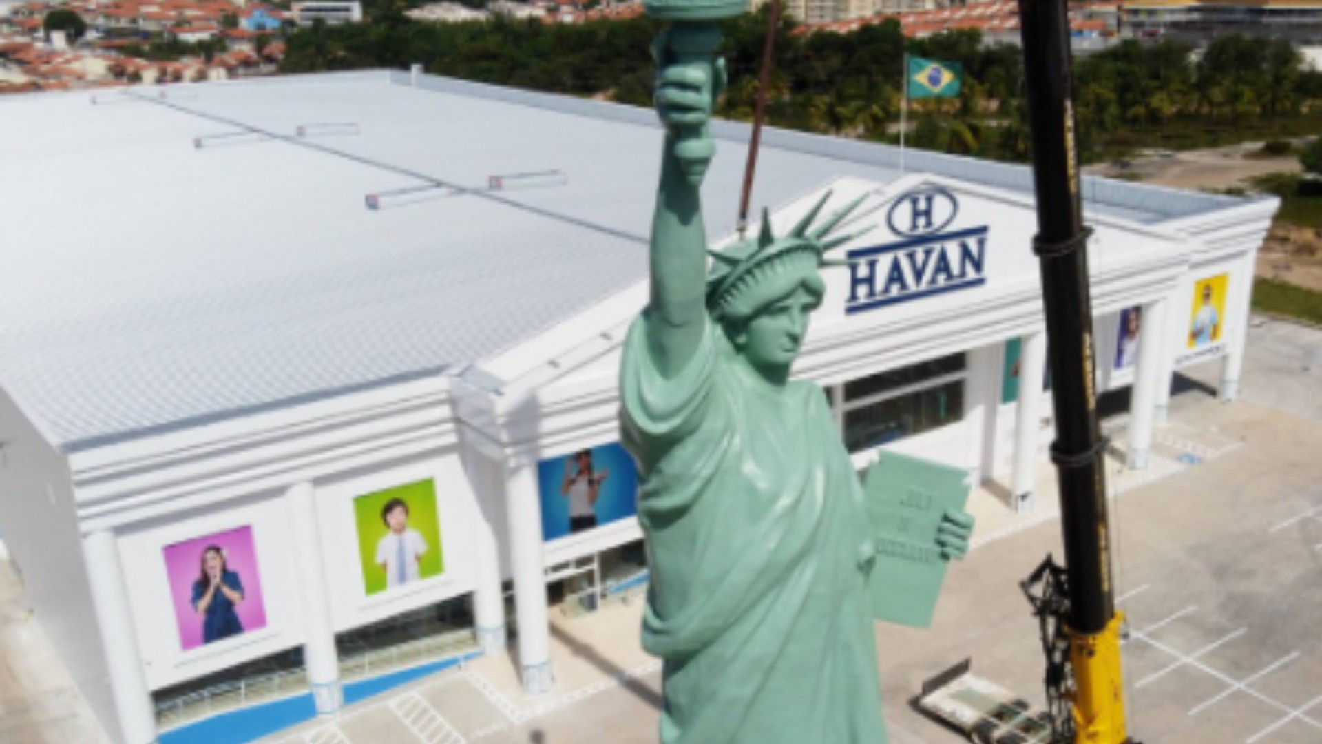 MP aciona Havan e Município de São Luís por irregularidades em estátua na Avenida Daniel de La Touche