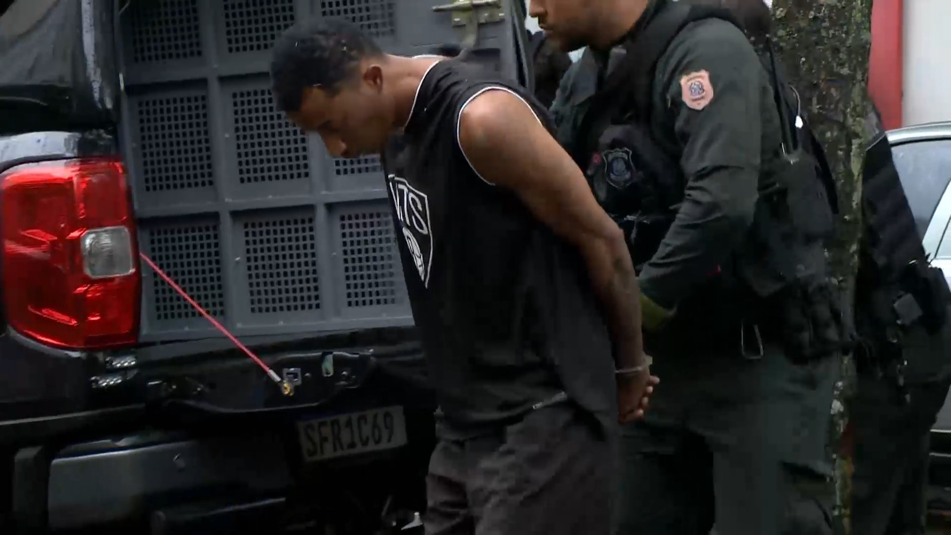 Traficante é encontrado escondido atrás de um guarda-roupa no subsolo da casa dos pais e é preso em Vitória