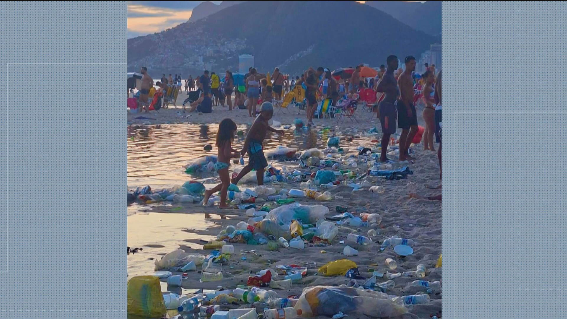 Lixão em Ipanema: Comlurb investiga se sujeira na praia foi espalhada de propósito