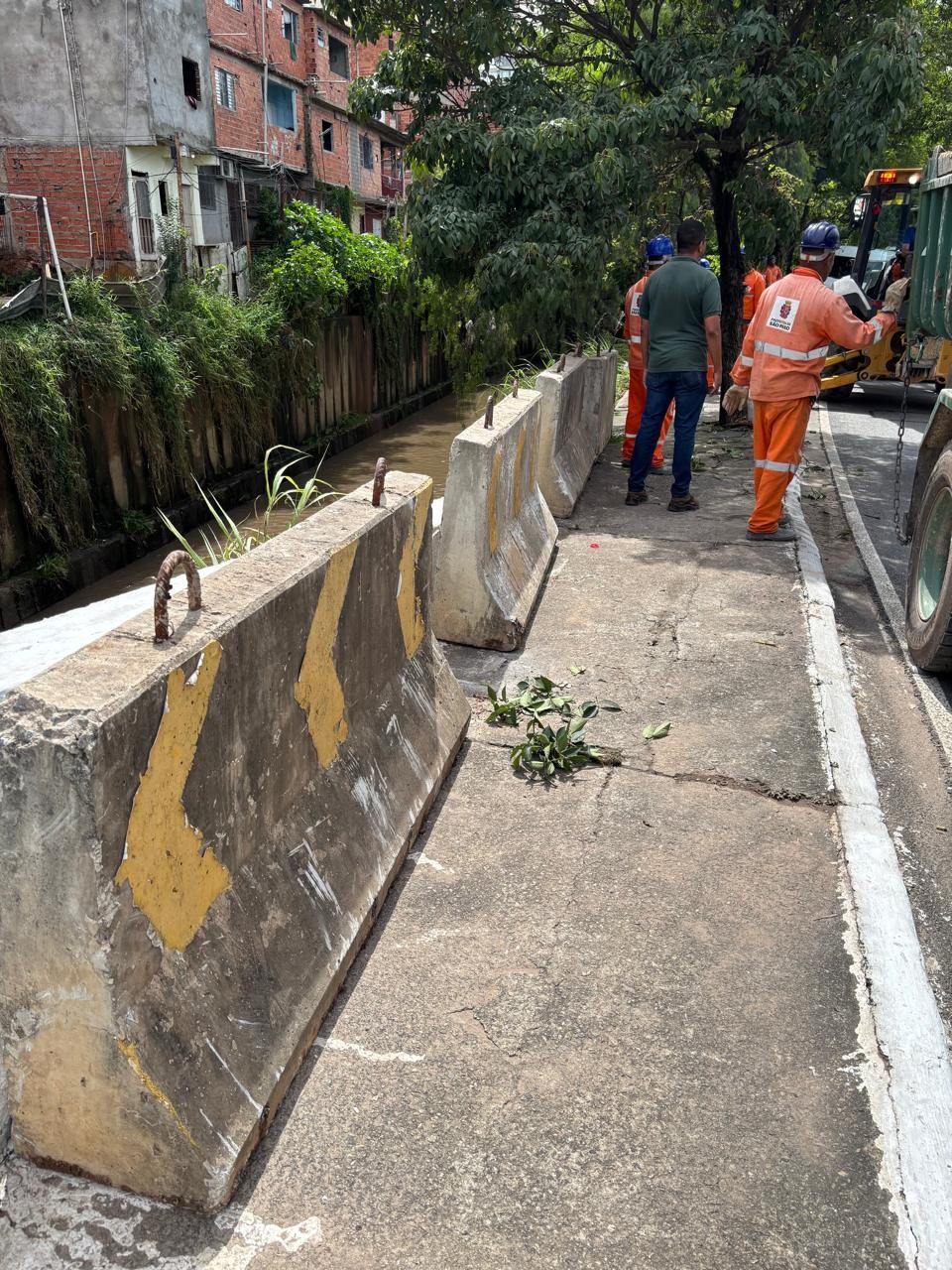 Após casal sumir na enxurrada, Prefeitura de SP coloca bloco de concreto entre Avenida e córrego 