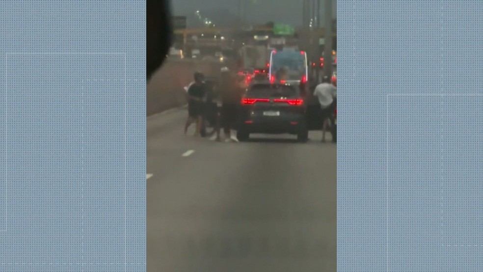Médicas são roubadas na Avenida Brasil — Foto: Reprodução/TV Globo