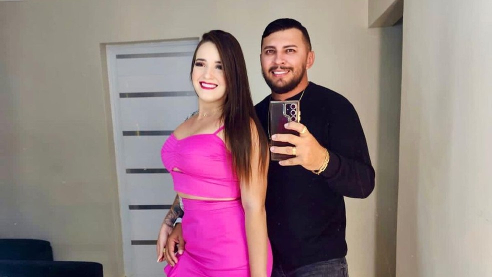 Uma familiar de uma das vítimas confirmou que era o casal da foto. Nas redes sociais, estão identificados como Talyta Melo e Edson Raulino. — Foto: Reprodução/Instagram