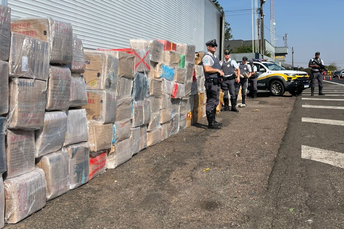 Operação policial apreende quase 5 toneladas de maconha transportadas em caminhão na SP-270