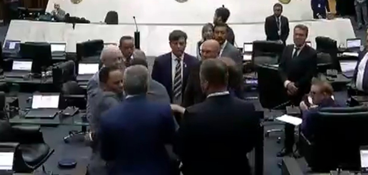 Vídeo: deputados estaduais do Paraná 'batem boca' em plenário, e colegas precisam ajudar a conter briga