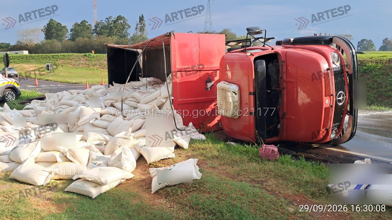 Caminhão carregado de ração tomba e interdita alça de acesso da Raposo Tavares em Álvares Machado