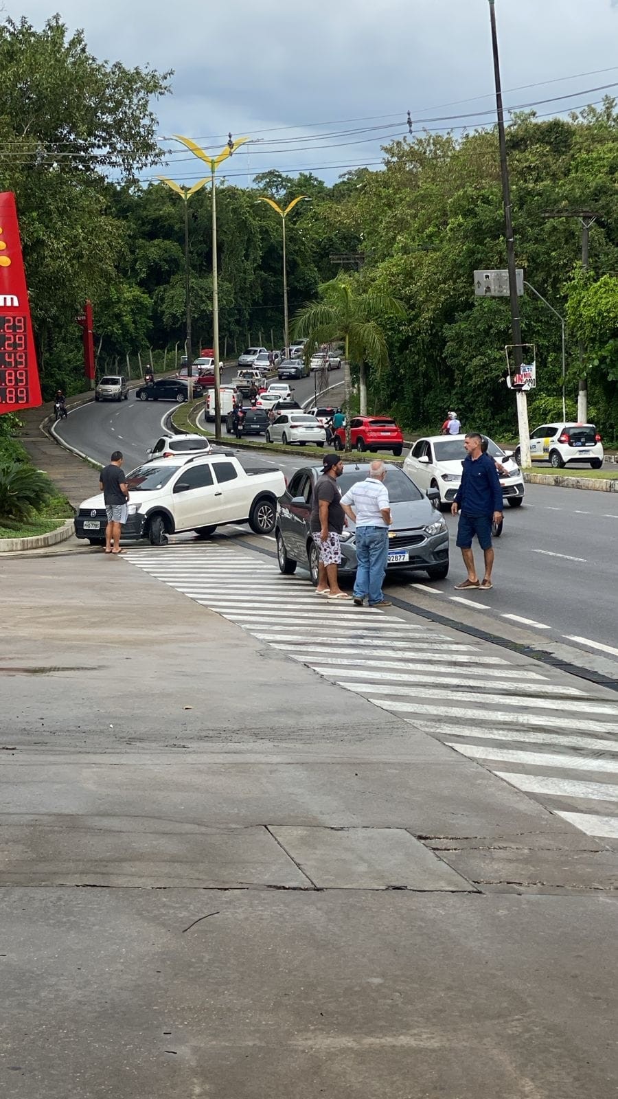 Óleo no asfalto provoca ao menos cinco acidentes na Avenida Jacira Reis, em Manaus