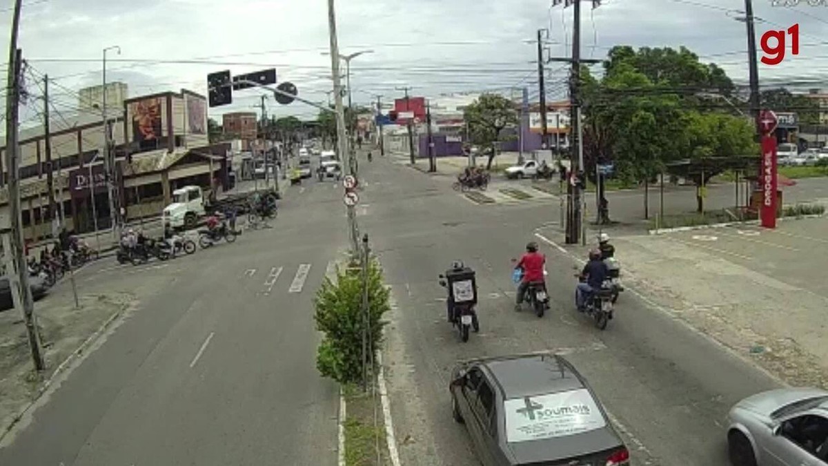 Policial Militar Em Motocicleta Sofre Acidente Ao Ser Derrubado Por Caminh O Em Fortaleza V Deo