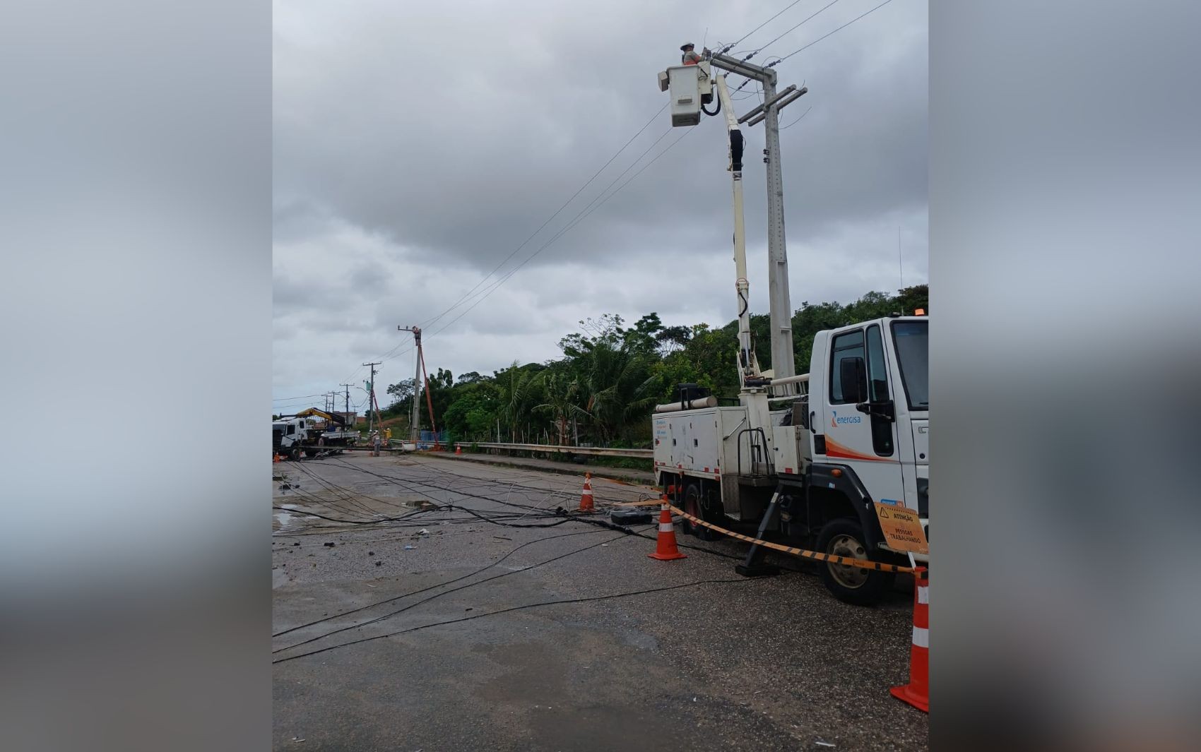 Moradores do Bairro Marivan em Aracaju ficam sem energia após poste ceder