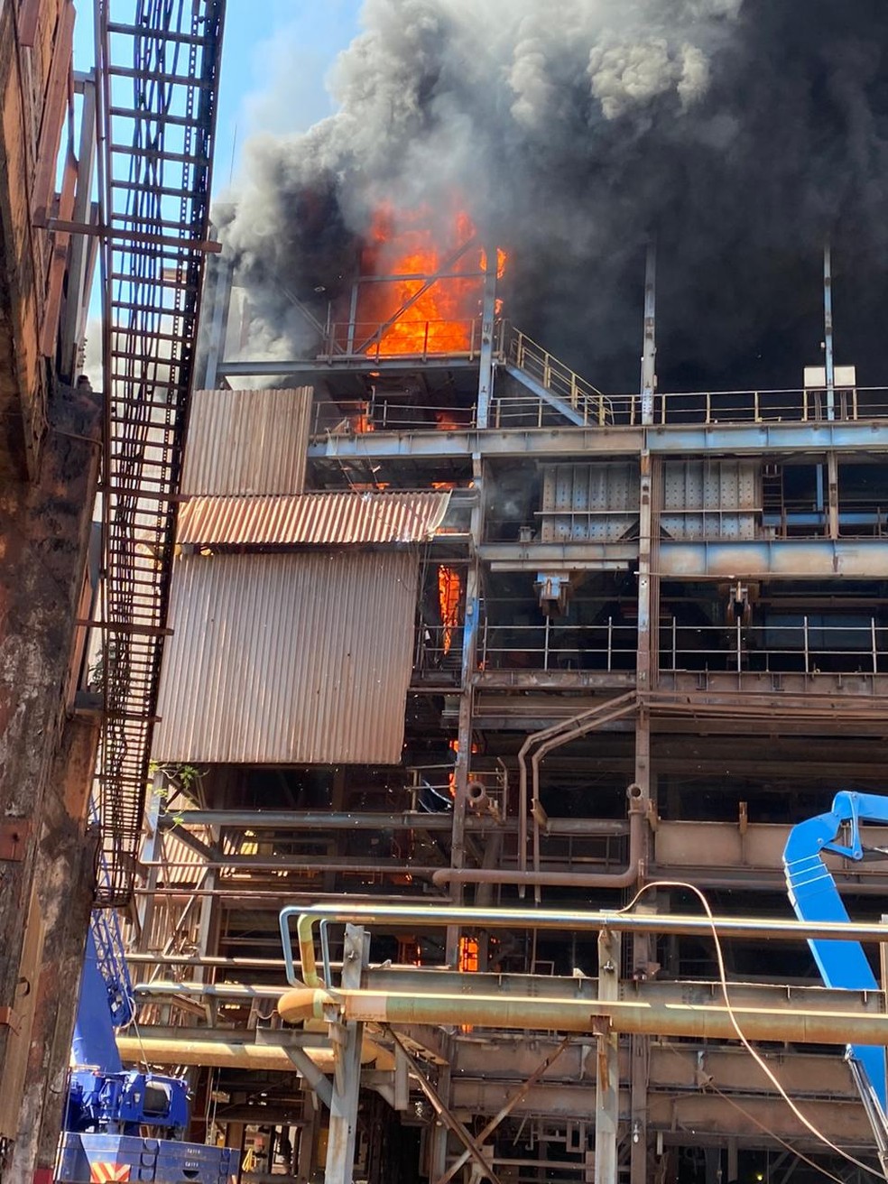 Incêndio aconteceu em uma área desativada na Mina Conceição, em Itabira — Foto: Redes sociais