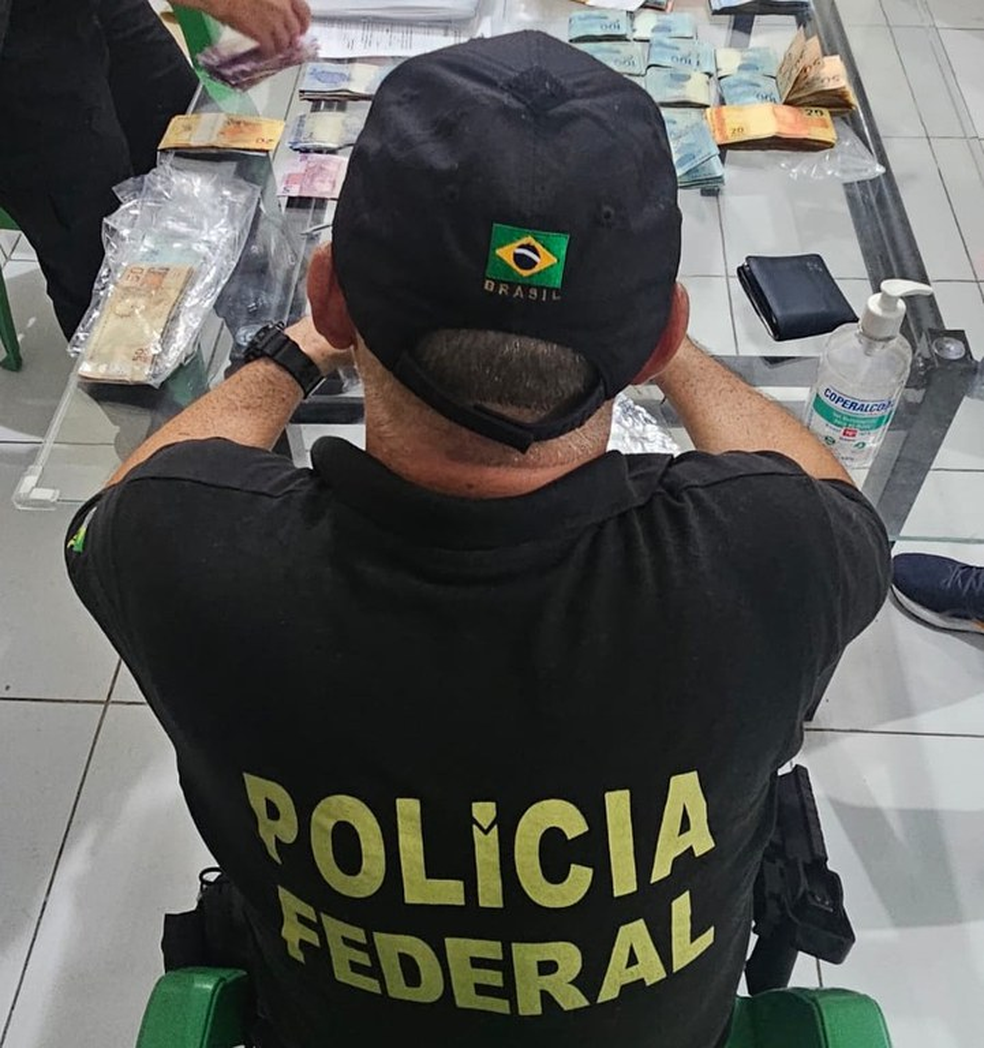 Agente da PF durante operação Fake Road. — Foto: Divulgação/Polícia Federal