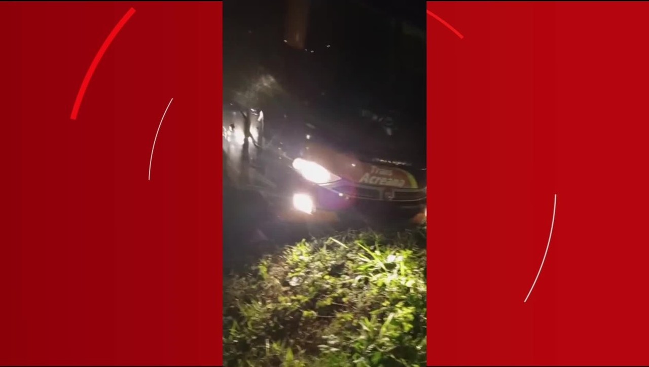 VÍDEO: Ônibus sai de estrada no interior do Acre e quase cai em ribanceira: 'Todo mundo apavorado'