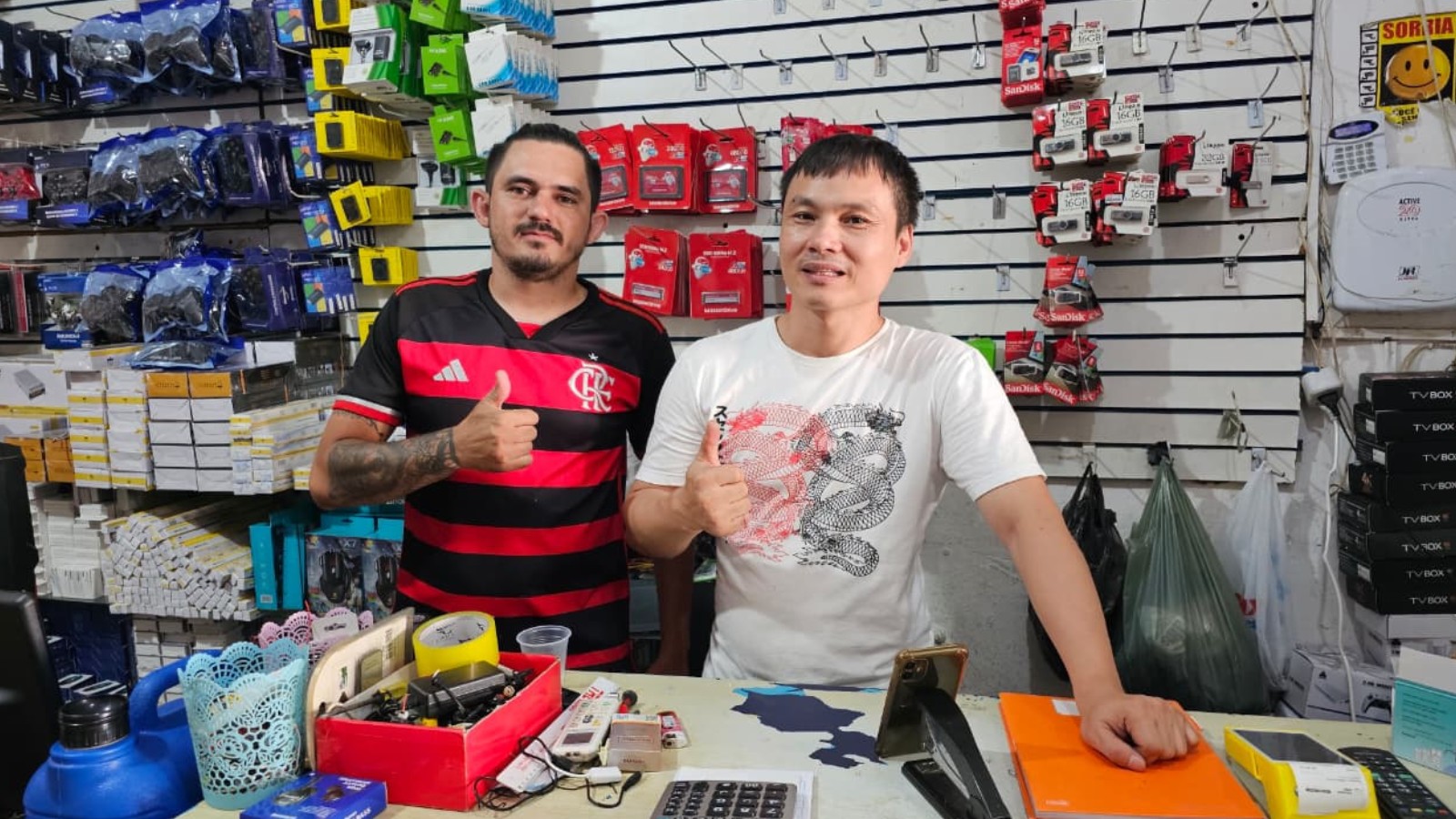 Empresário chinês viraliza ao oferecer cerveja durante o expediente: 'tem gente querendo o meu lugar', diz funcionário