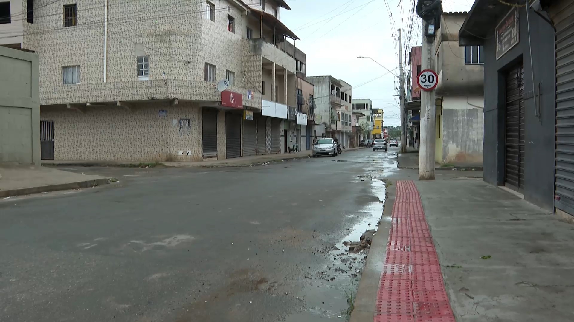 Comerciante é baleado por dupla de moto no ES; vítima foi chamada pelo nome antes do ataque