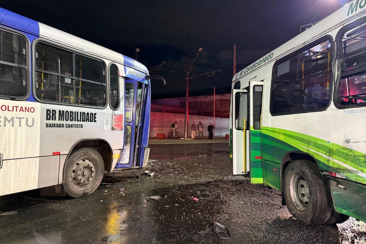 Acidente entre dois ônibus deixa oito passageiros feridos em Santos, SP