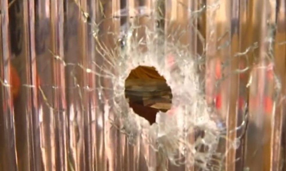 Tiro deixou buraco na janela da casa da idosa atingida por bala perdida em Salvador — Foto: Reprodução/TV Bahia