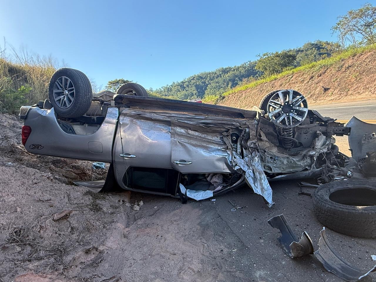 Caminhonete capota na BR-381 após bater de frente com carro no Vale do Aço