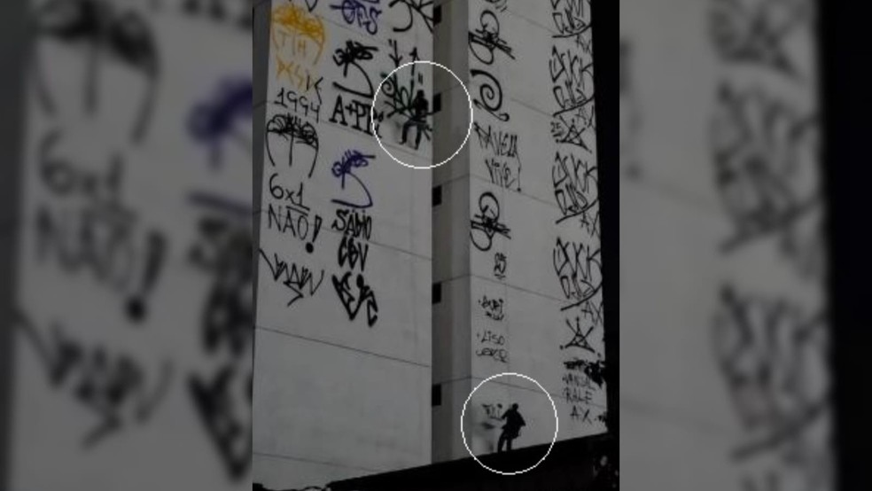 Homens escalaram prédio de oito andares para pichar a fachada do imóvel no Eusébio. — Foto: Reprodução