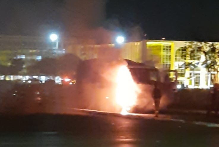 Caminhão de lixo pega fogo em frente ao Congresso Nacional, em Brasília; veja VÍDEO