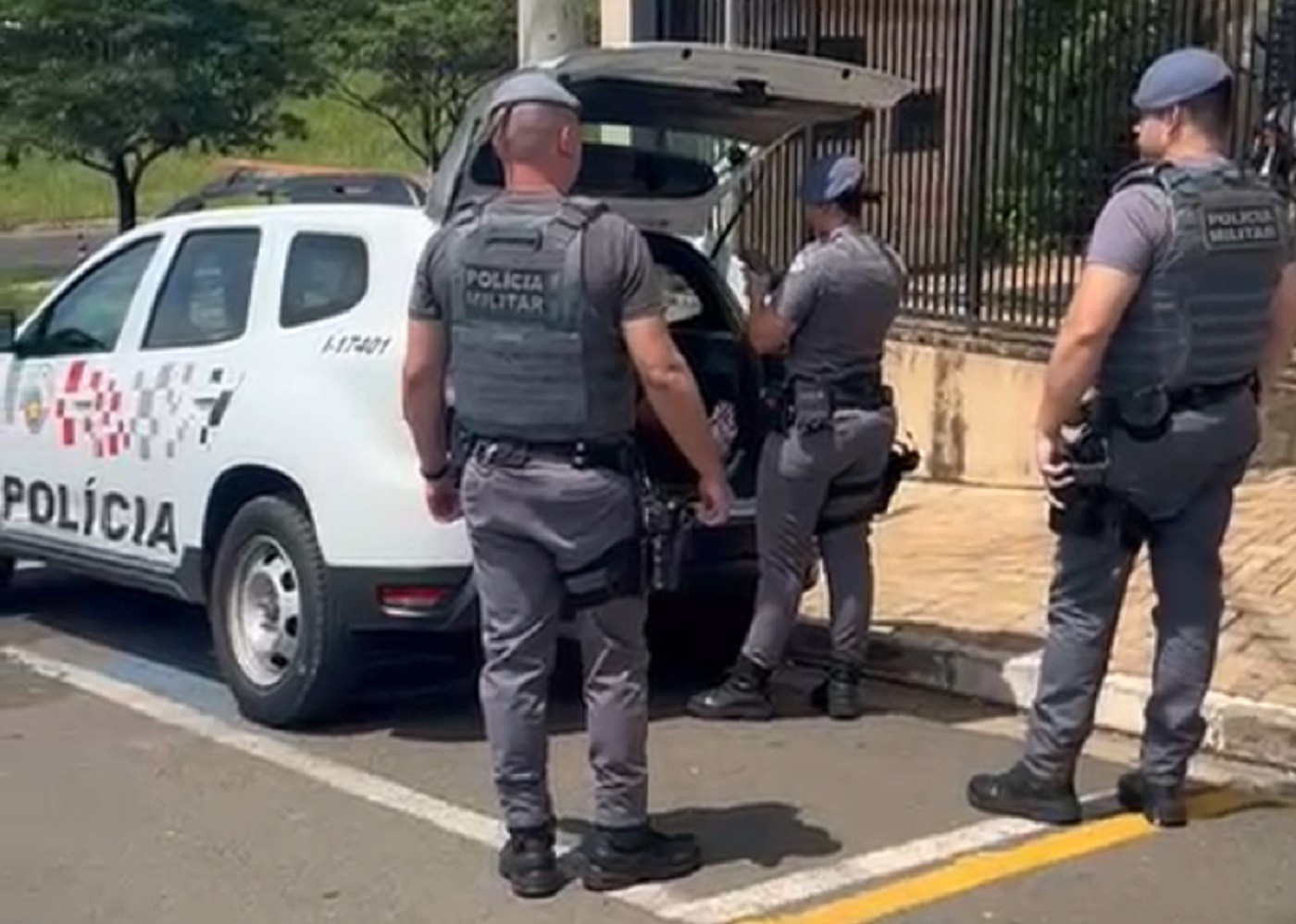 Suspeito de abandonar pit bull que morreu após ser encontrado sob sol e amarrado com cabo de carregador de celular é preso